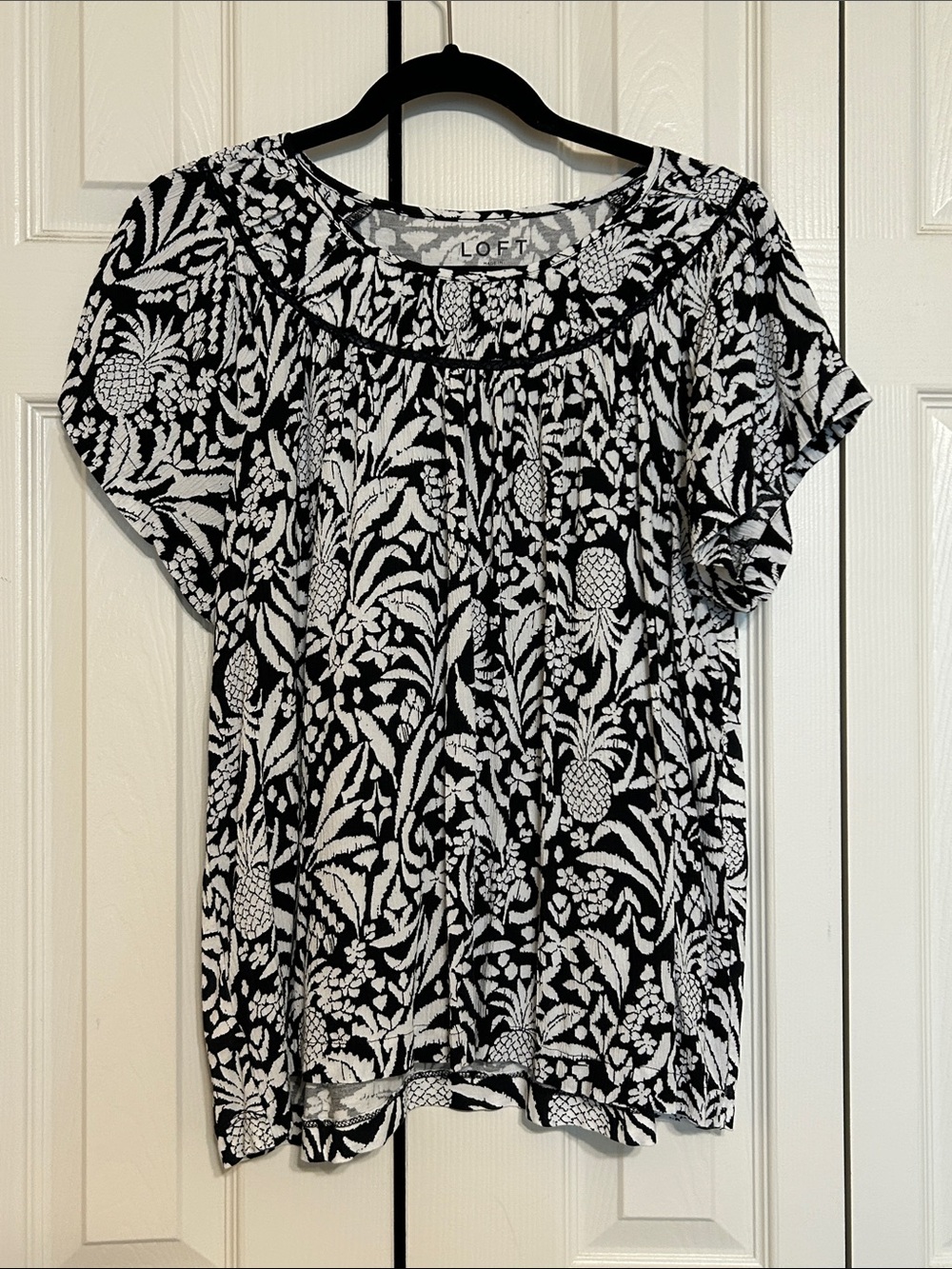 LOFT Black & White Pineapple -Print Flutter Sleeve Blouse - Sz L
